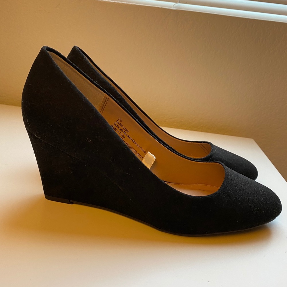 WOMENS 7.5 small wedge black velvet heels